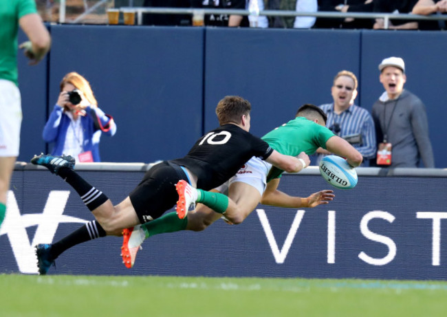 Conor Murray scores their third try despite Beauden Barrett