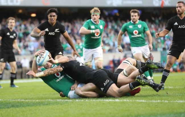 Robbie Henshaw scores their fifth try