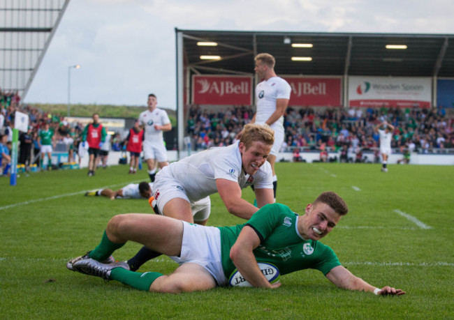 Shane Daly scores a try