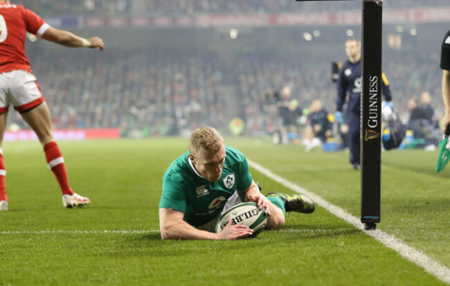 Ireland&rsquo;s Keith Earls scores a try