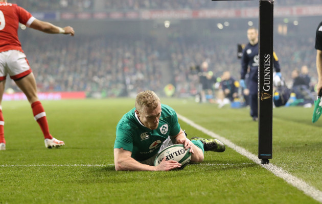 Ireland’s Keith Earls scores a try