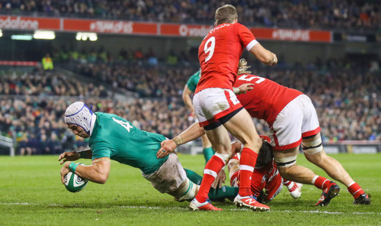 Ultan Dillane scores his sides fifth try