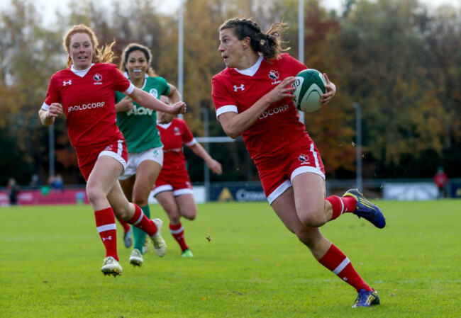 Julianne Zussman on her way to scoring a try