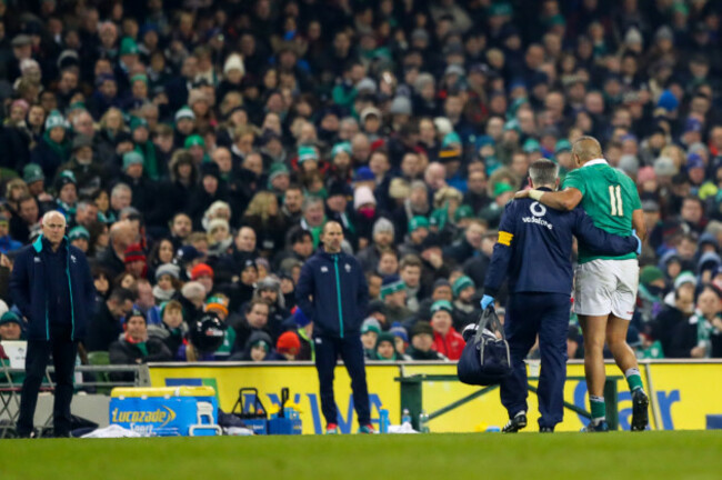 Simon Zebo leaves the field with an injury