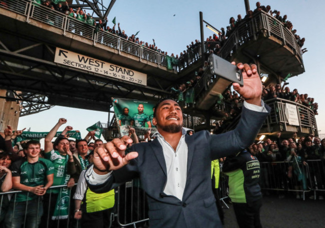 Bundee Aki with fans