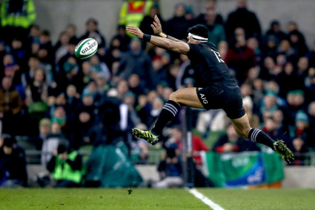 Malakai Fekitoa keeps the ball in play 19/11//2016