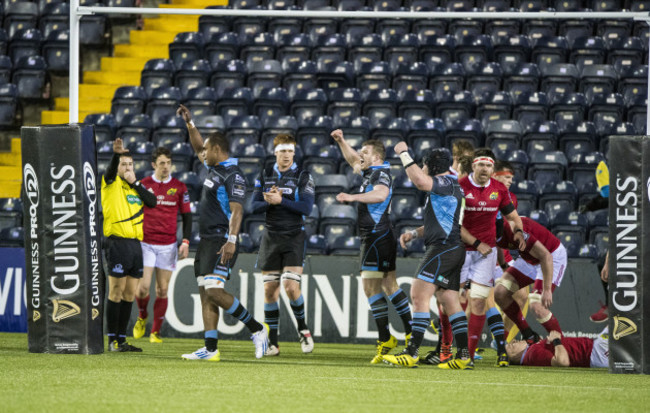 The Warriors team celebrate the full time whistle