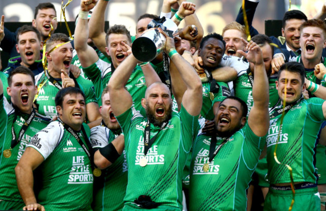 John Muldoon lifts the PRO12 trophy