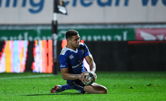 Adam Byrne scores his side's second try
