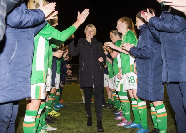 Ireland form two lines to applaud Sue Ronan off the field on her last game