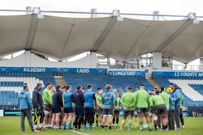 Michael Cheika talks to the squad