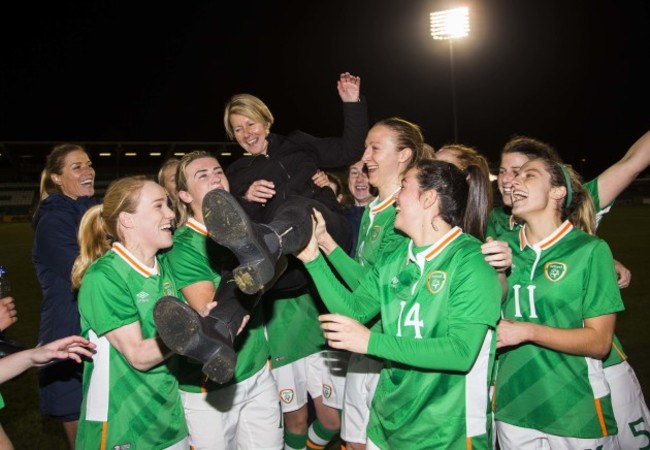 Ireland squad celebrate by lifting Sue Ronan on her last game