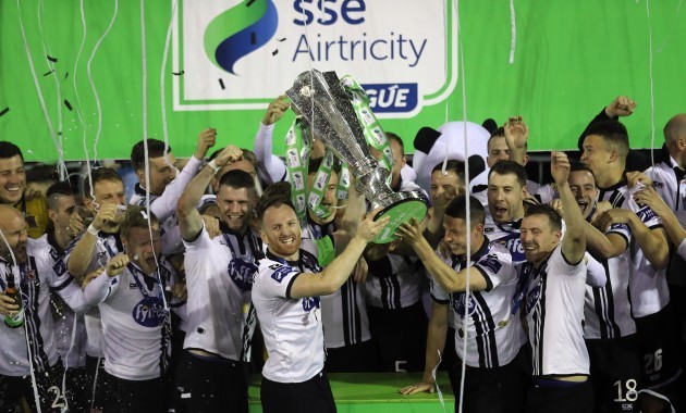 Stephen O'Donnell lifts the SSE Airtricity league trophy