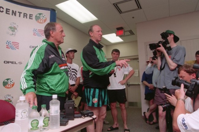 Roy Keane and Maurice Setters settle their differences at press conference 1994