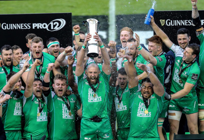 John Muldoon lift the Guinness Pro12 Trophy