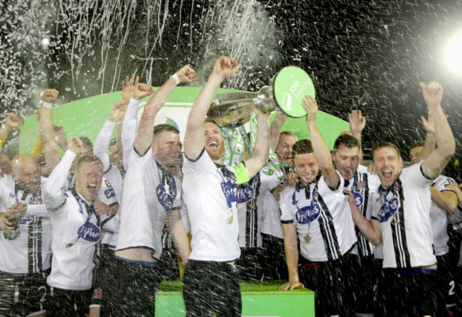 Stephen O'Donnell lifts the SSE Airtricity League trophy