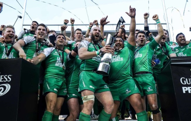 John Muldoon lift the Guinness Pro12 Trophy