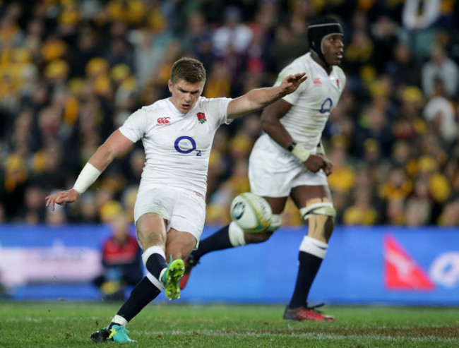 Owen Farrell kicks a penalty