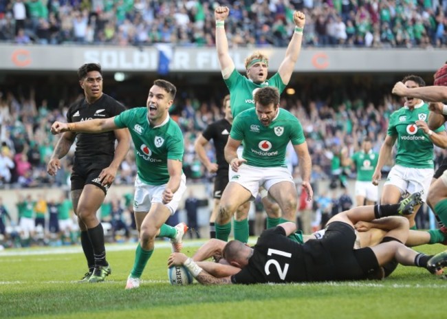 Conor Murray celebrates Robbie Henshaw's try