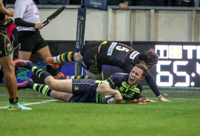 Rory O’Loughlin scores a try