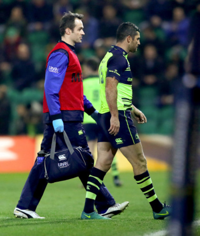 Rob Kearney leaves the field injured