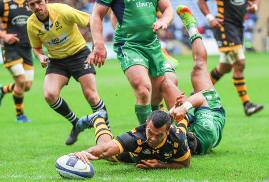 Kurtley Beale scores his sides first try