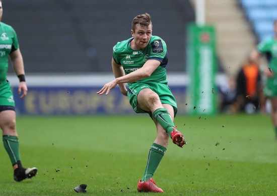 Jack Carty kicks a penalty