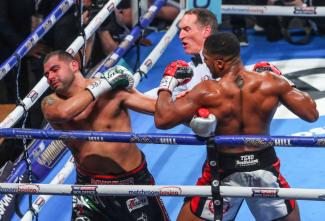 The referee stops the fight between Anthony Joshua between Eric Molina