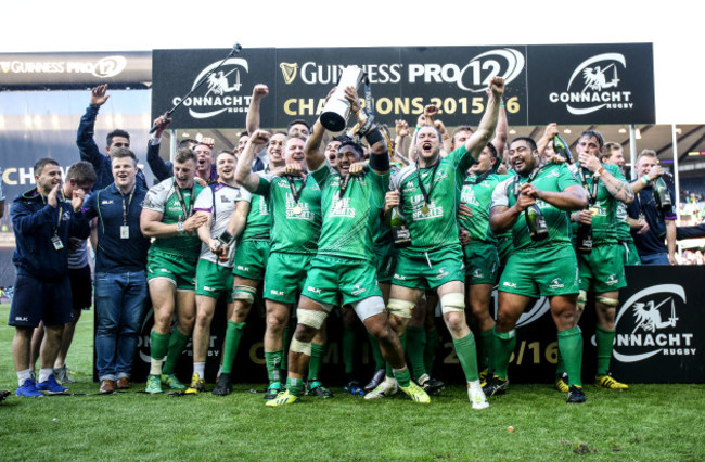 Connacht celebrate with he Guinness PRO12 trophy