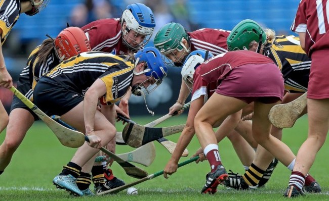 Players compete for the sliotar