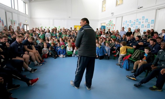 Pat Lam speaks to pupils of Maree Primary School