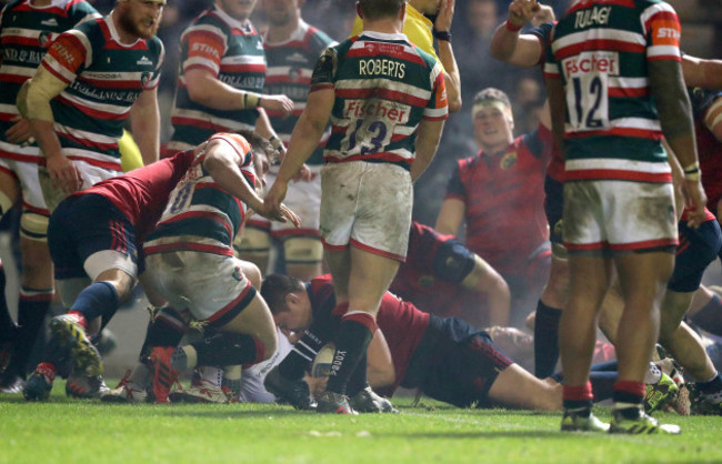 Niall Scannell scores a try