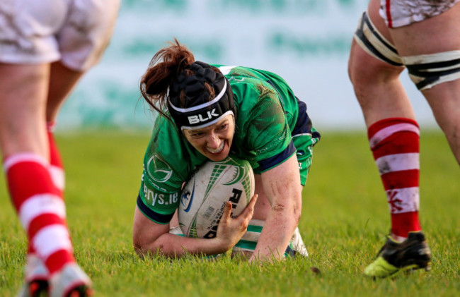 Carol Staunton scores a try