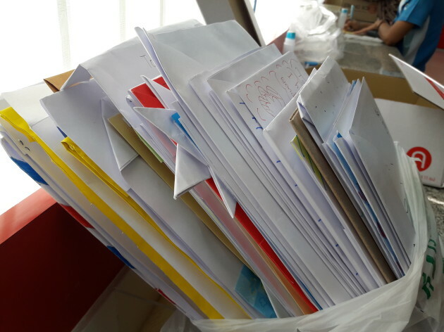 Older people in Ireland are getting lovely Christmas cards made by Thai