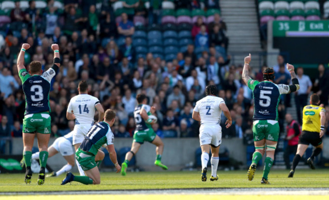 Finlay Bealham and Aly Muldowney celebrate as Tiernan O&Otilde;Halloran scores the opening try
