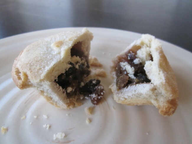 Going_halfway_-_mince_pie_cut_in_half,_December_2009