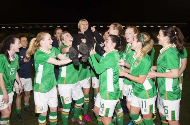 Ireland squad celebrate by lifting Sue Ronan on her last game