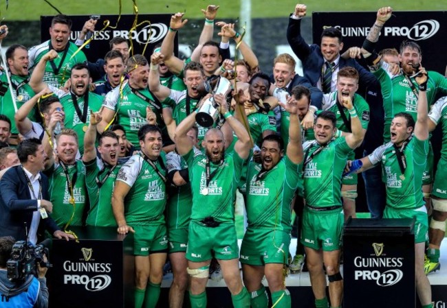 John Muldoon lift the Guinness Pro12 Trophy