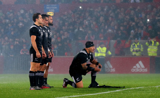 Ash Dixon lays down a jersey in tribute to Munster's Anthony Foley