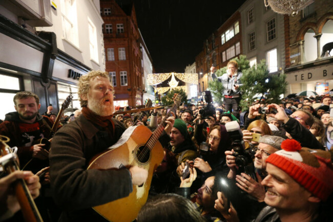 24/12/2016. Glen Hansard lead musicians busking on