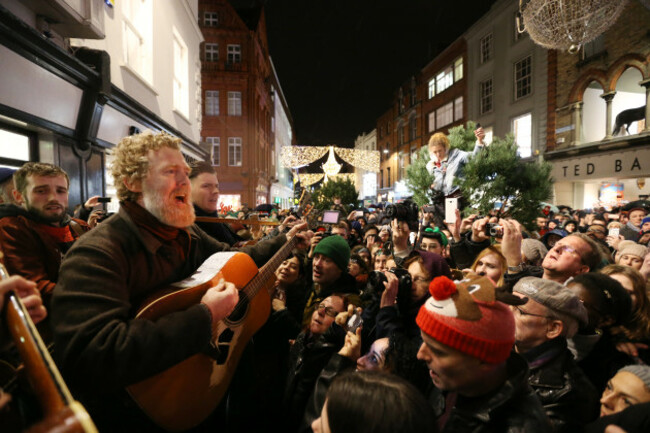 24/12/2016. Glen Hansard lead musicians busking on