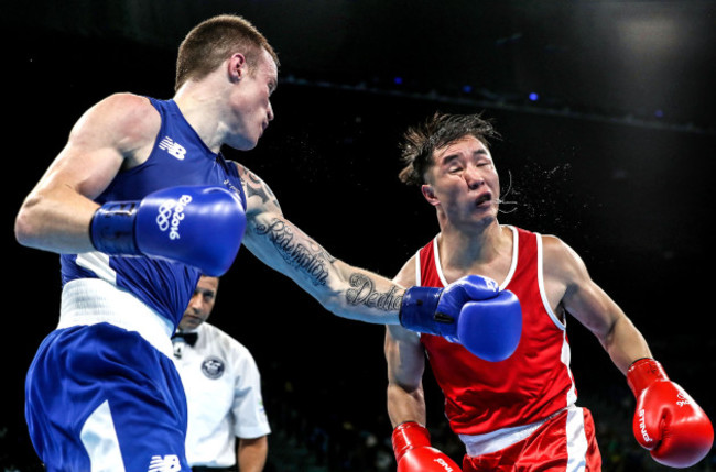 Steven Donnelly in action against Tuvshinbat Byambyn