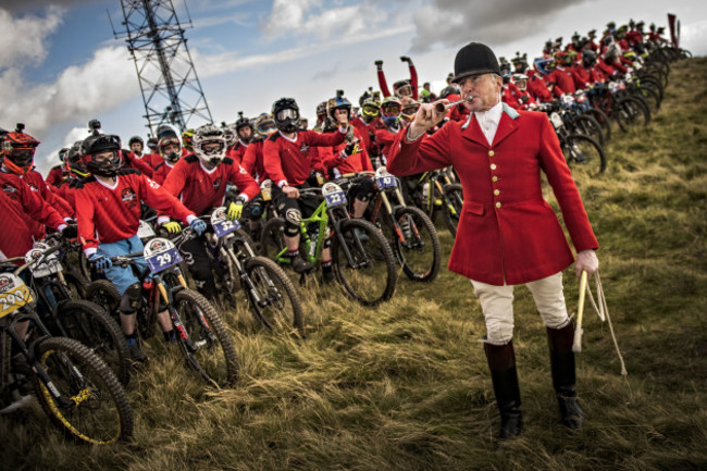 Bugle preparing the pack at the Red Bull Foxhunt