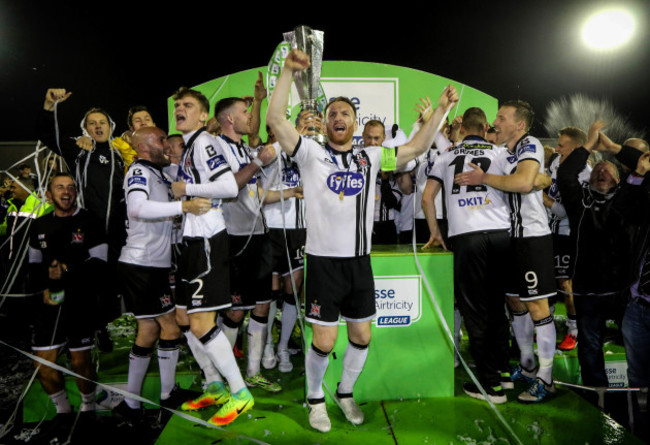 Stephen O'Donnell celebrates winning the SSE Airtricity League trophy