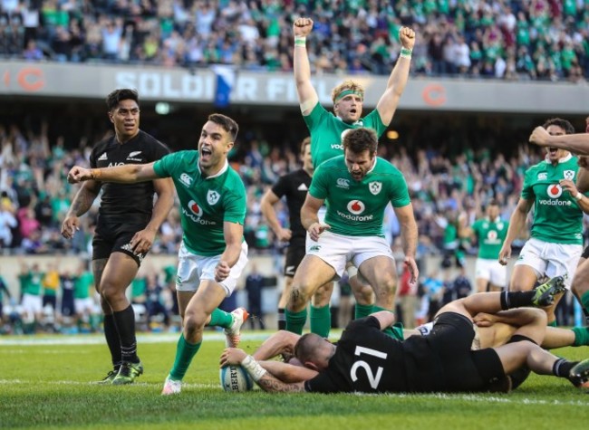 Conor Murray celebrates Robbie Henshaw's try