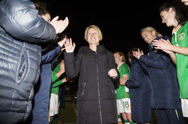 Ireland form two lines to applaud Sue Ronan off the field on her last game