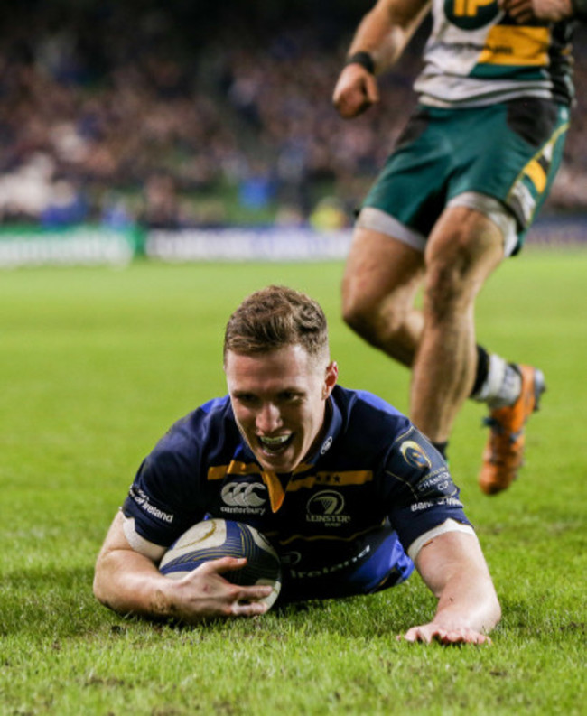 Rory O'Loughlin scores a try