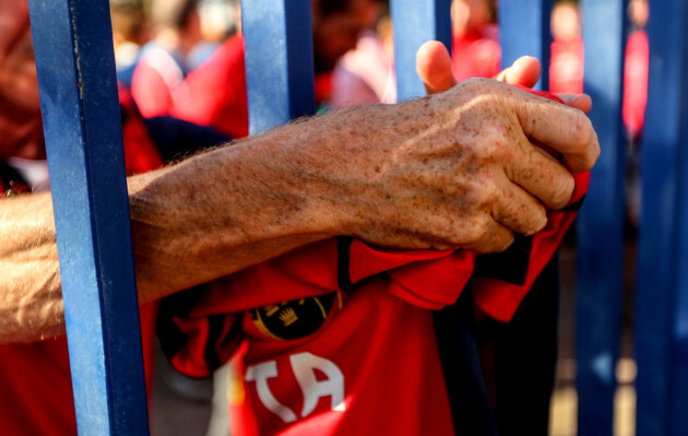 Munster fans gather to pay tribute to Anthony Foley the Munster head coach who passed away during the night