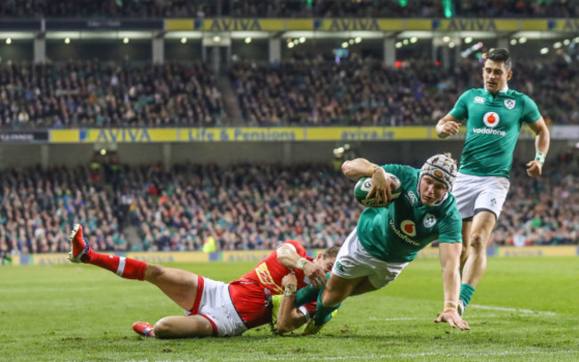 Luke Marshall scores his sides second try despite Gordon McRorie