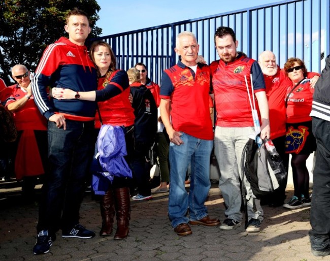 Munster fans gather to pay tribute to Anthony Foley the Munster head coach who passed away during the night